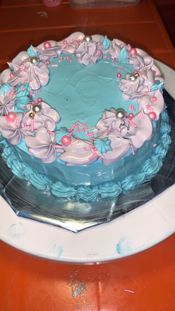 Gâteau bleu et rose élégant