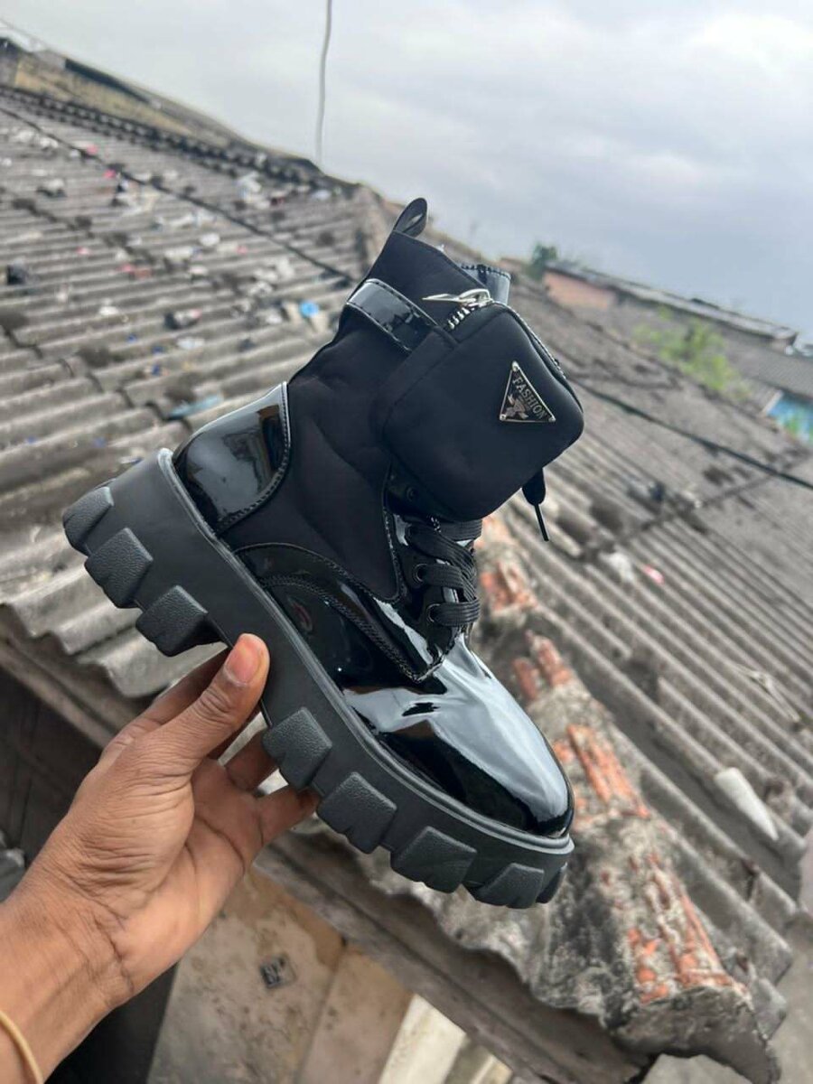 Bottes noires brillantes