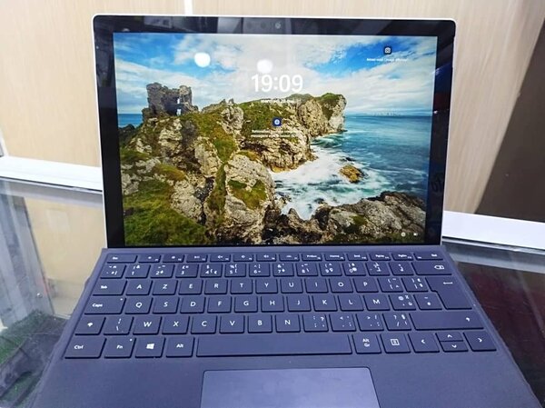 Surface pro 5 128gb/8 i5