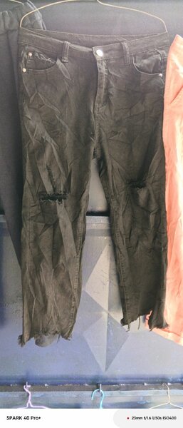 Jeans noirs déchirés