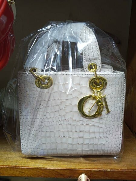 Sac à main blanc croco doré