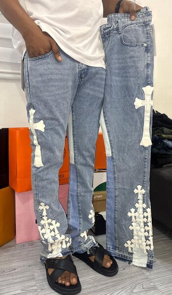 Jeans avec motifs floraux