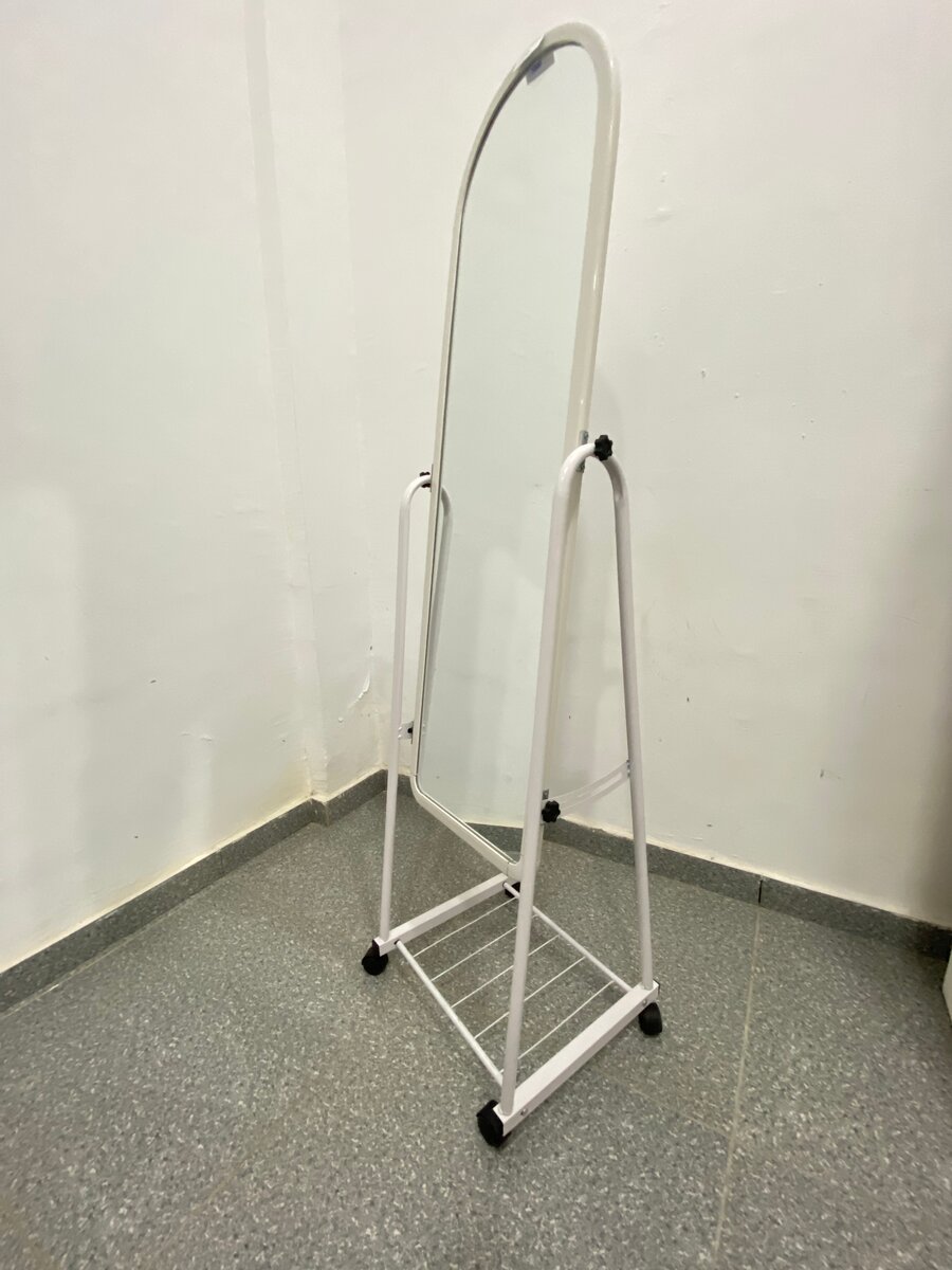 Un miroir sur pied orientable