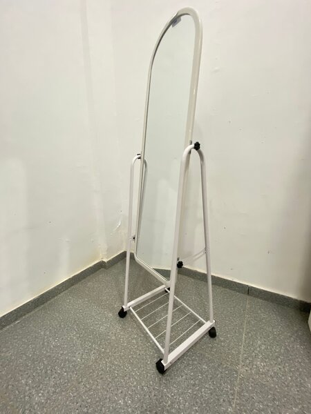 Un miroir sur pied orientable