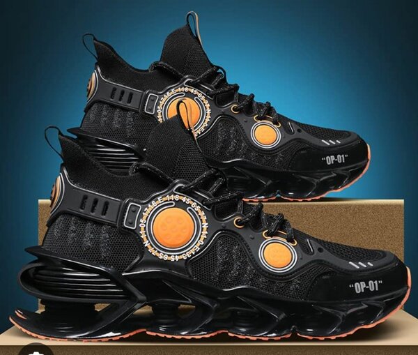 Baskets noires futuristes