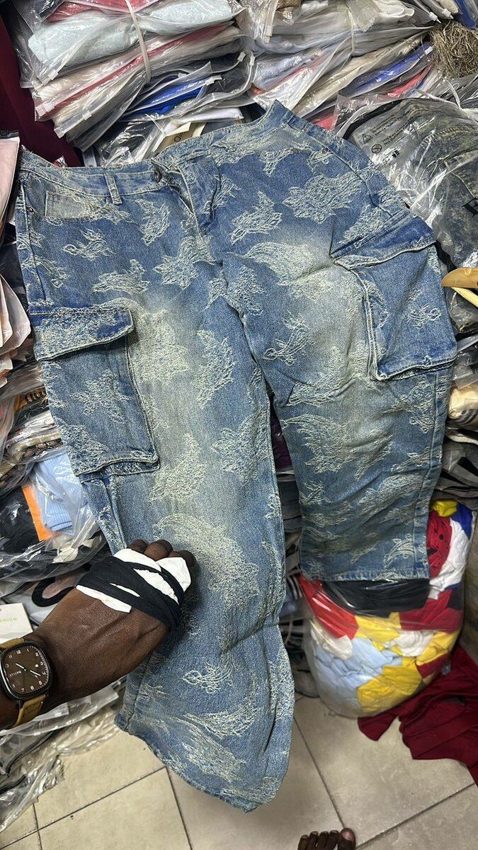 Jean cargo imprimé branché