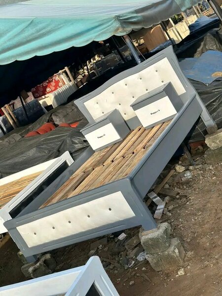 Lit double élégant avec tiroirs