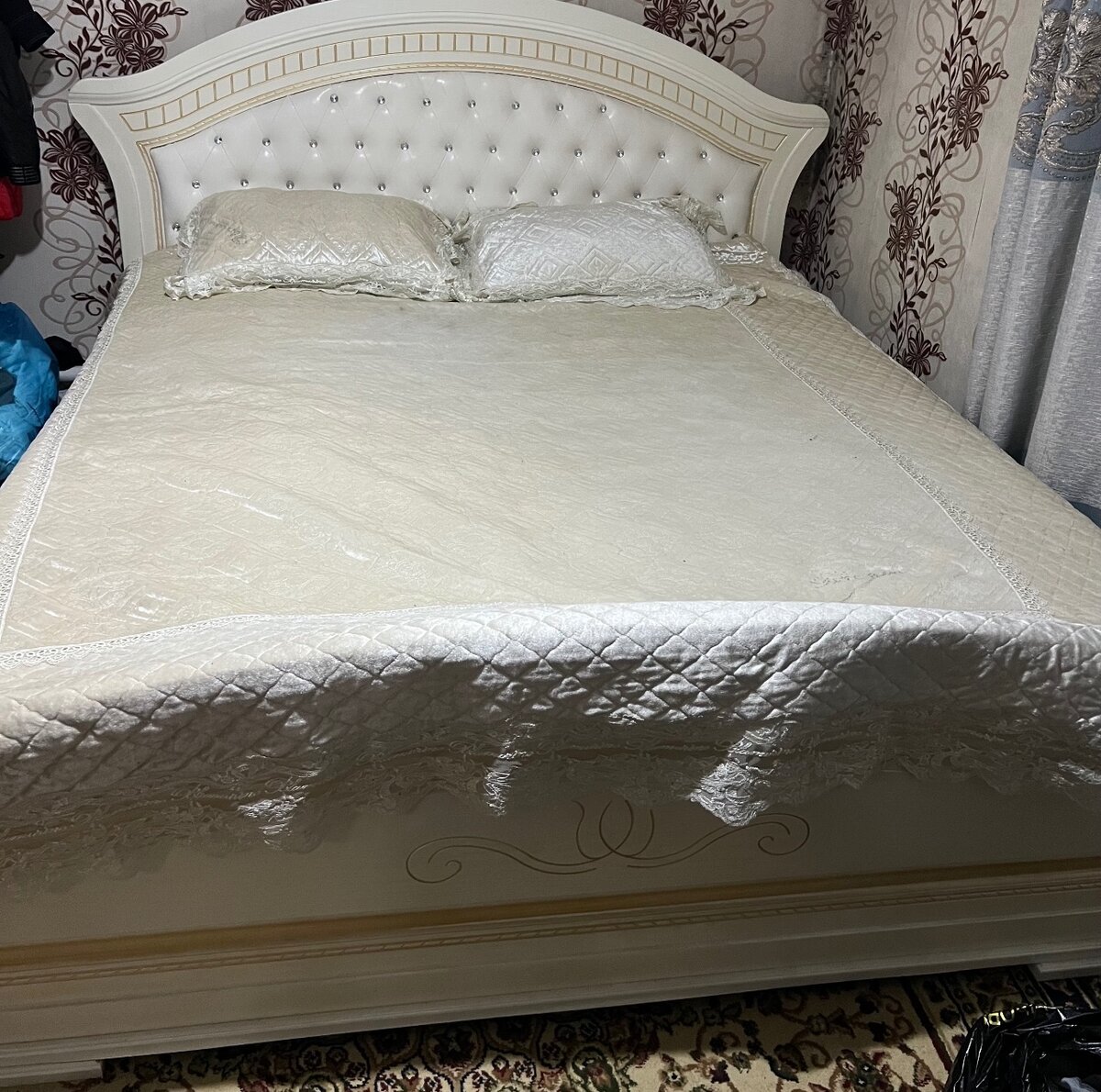 Двуспальная кровать с матрасом