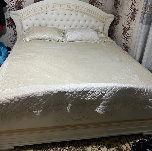 Двуспальная кровать с матрасом