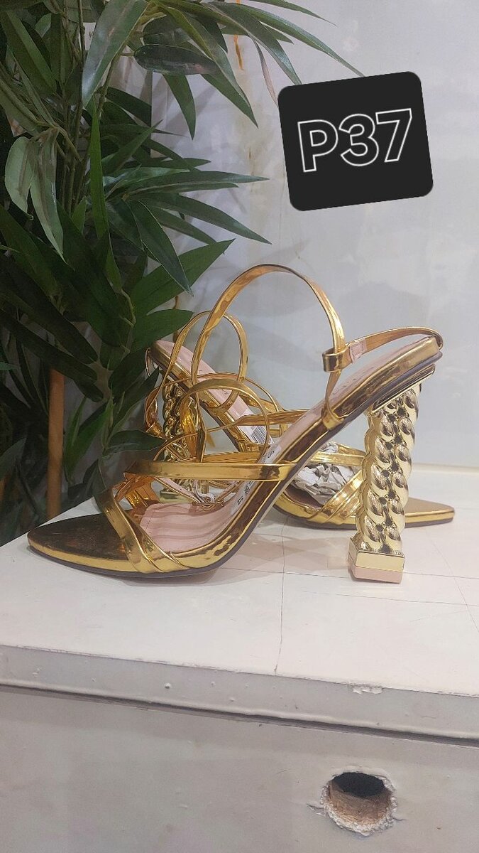 Sandales à talons dorées élégantes