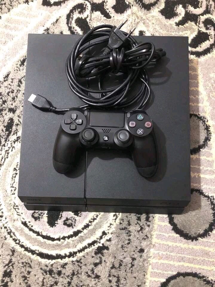 PS4 fat craqué avec 10 jeux installés et une manette