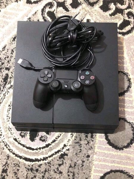 PS4 fat craqué avec 10 jeux installés et une manette