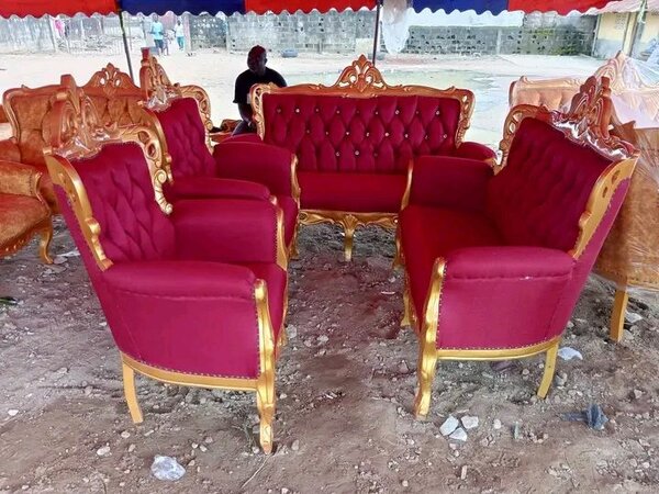 Canapé élégant en bois doré