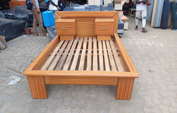 Cadre de lit en bois avec rangement