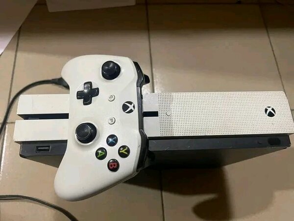 Console Xbox One S avec manette