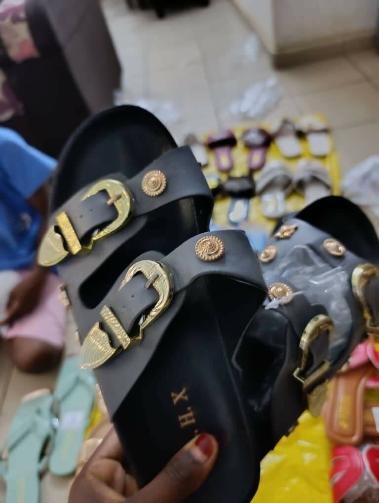 Sandales élégantes à boucles dorées