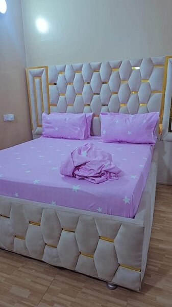 set includes 2 bedsheets and 4 pillowcases