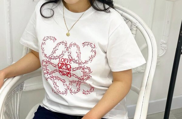 Стильная футболка под L️️oWE