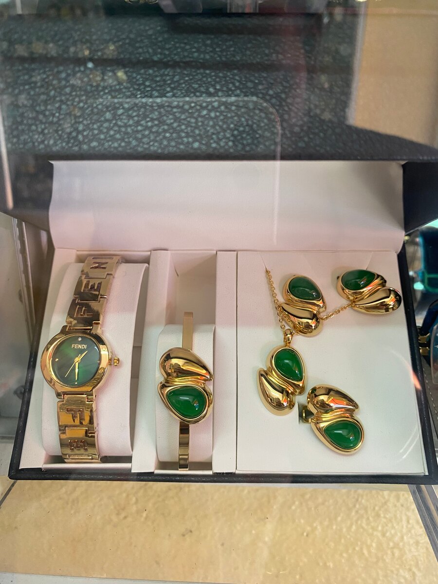 Ensemble bijoux dorés et montres