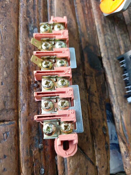 Defy block connector