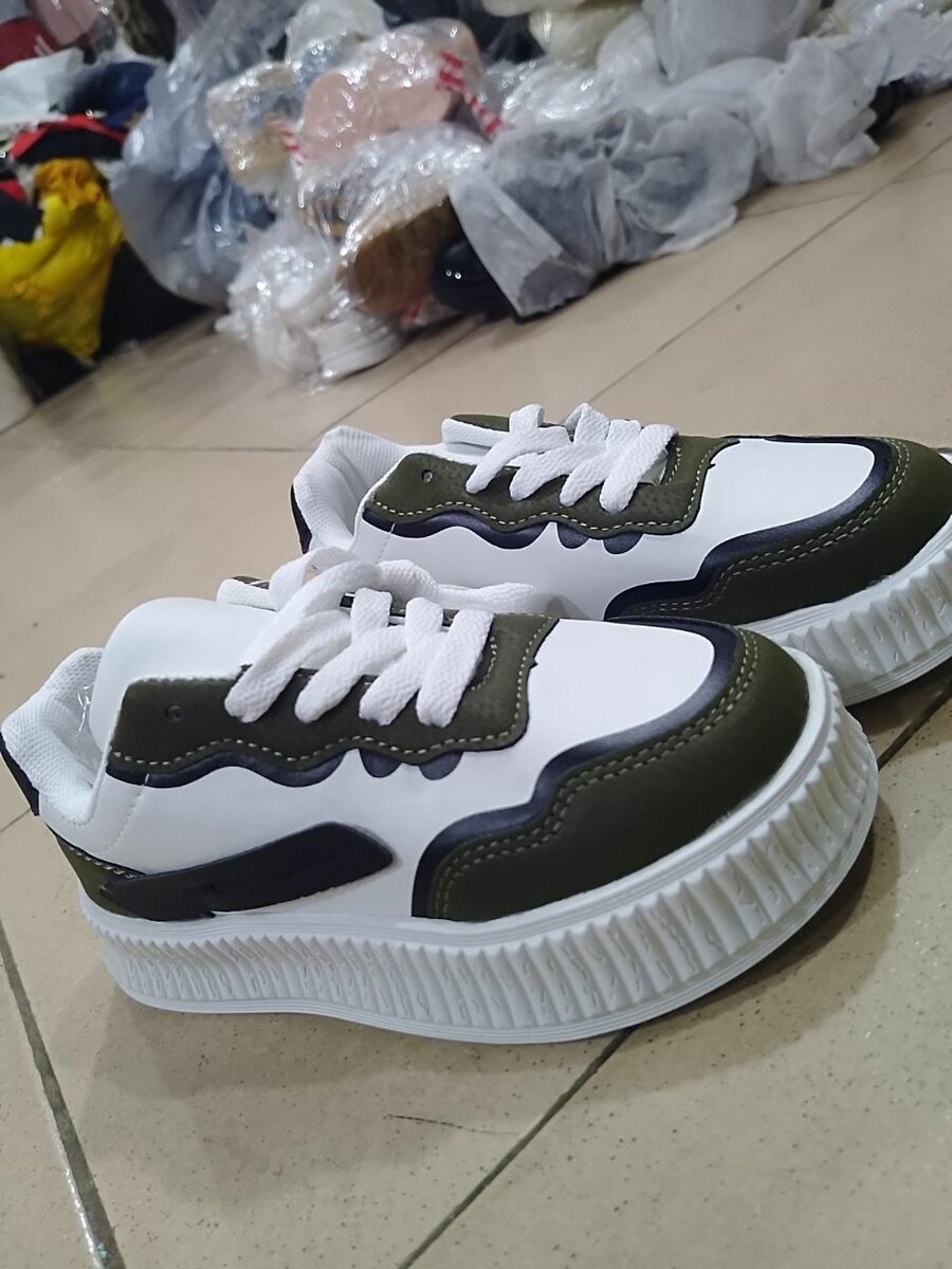 Baskets blanches et vertes élégantes