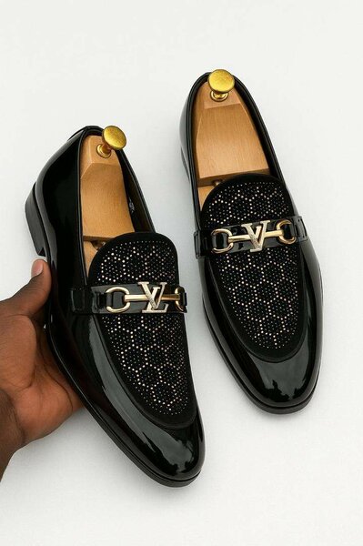 Mocassins en cuir verni élégant