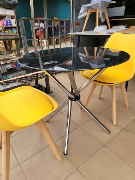 Chaises scandinaves avec table