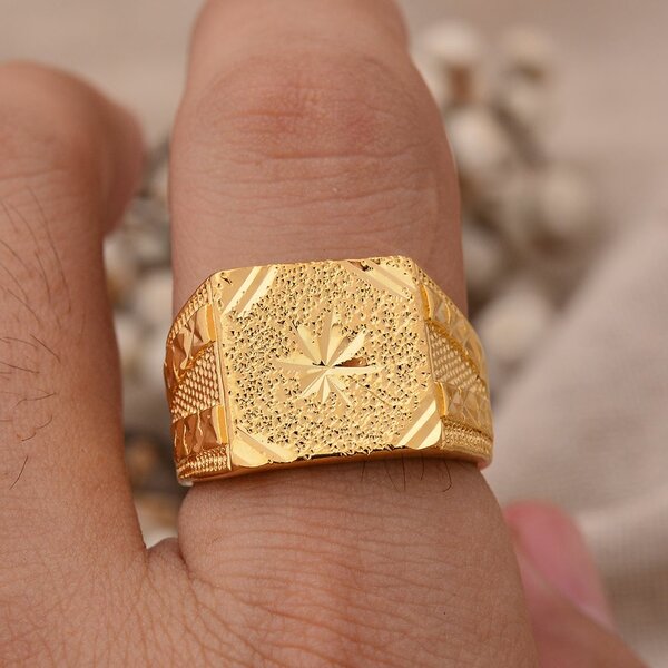 Bague en or gravée élégante