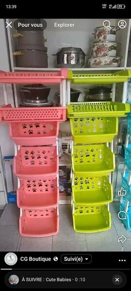 Étagères empilables colorées