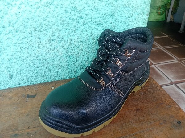 Safety boots