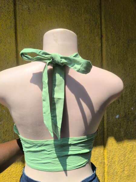 Haut dos nu vert femme