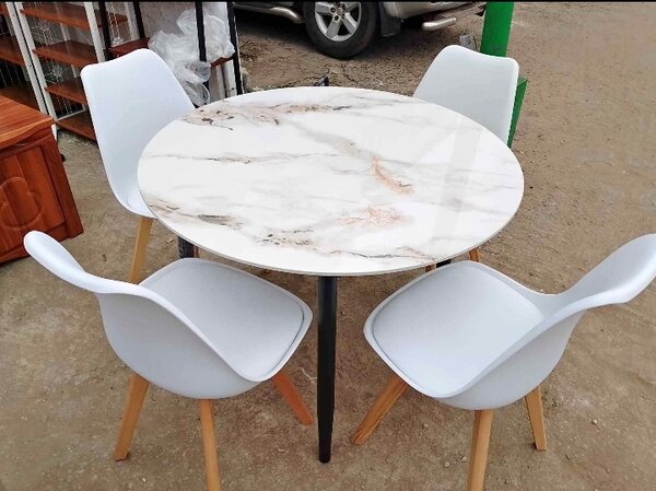 Table ronde en marbre avec chaises design