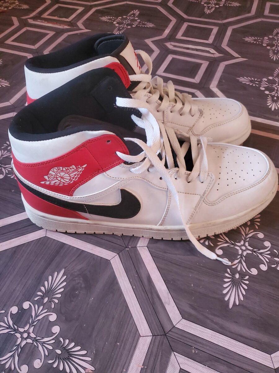 Air jordan size 9 available