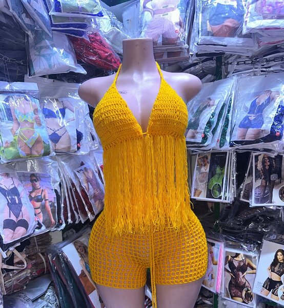 Combinaison en crochet jaune sexy