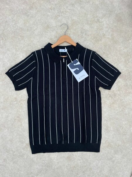 Polo en tricot rayé élégant