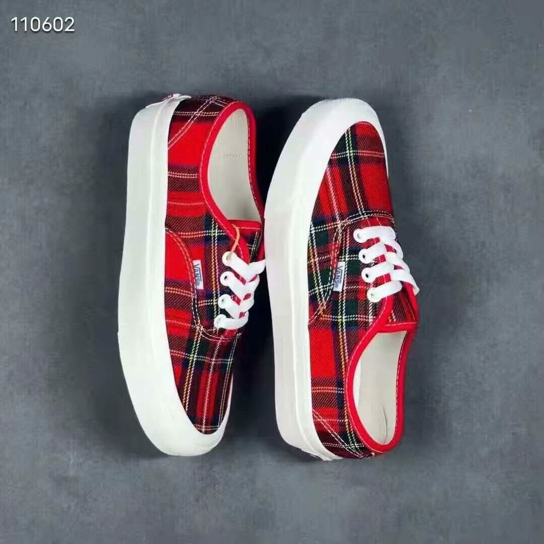 Baskets à carreaux rouges