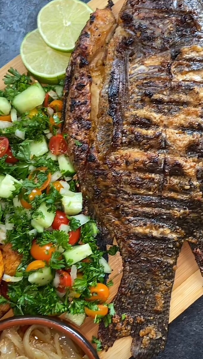 Poisson grillé exotique