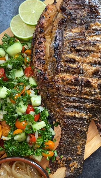 Poisson grillé exotique