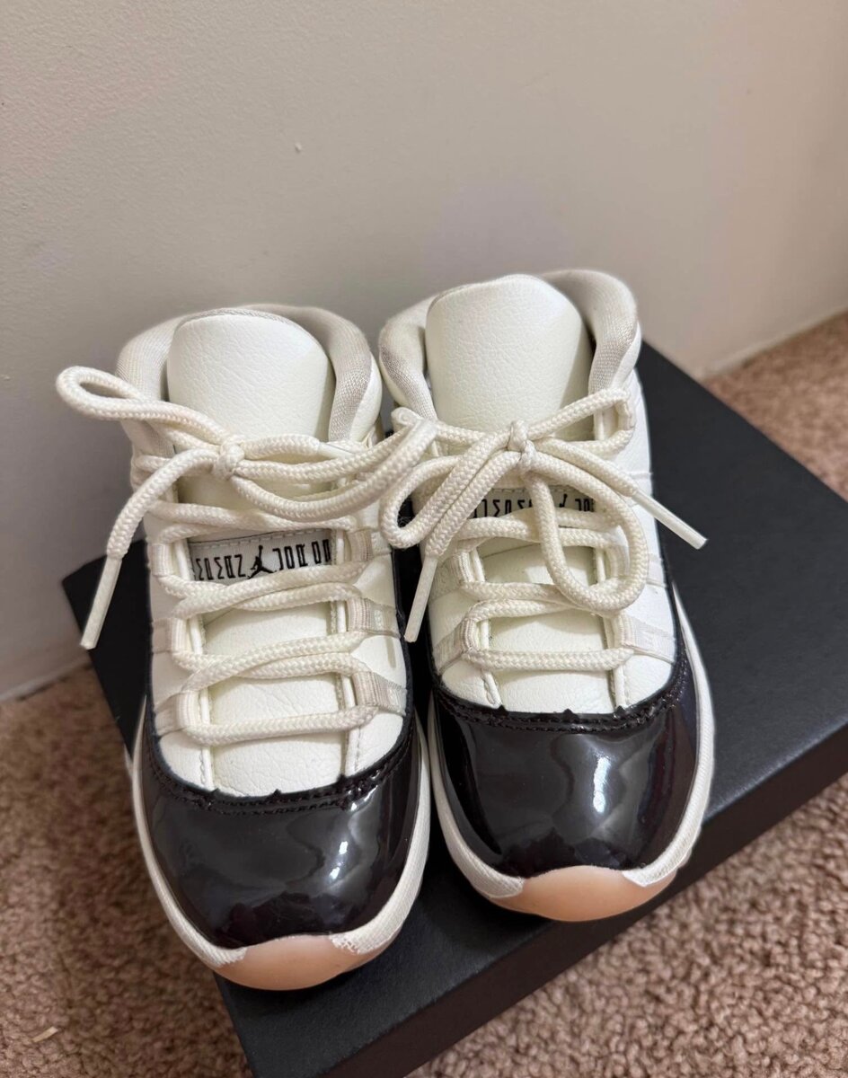 Chaussures Air Jordan 11 Blanc et Noir