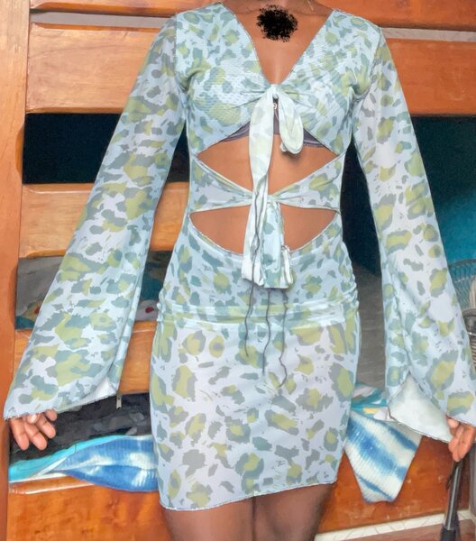 Robe imprimée à découpes