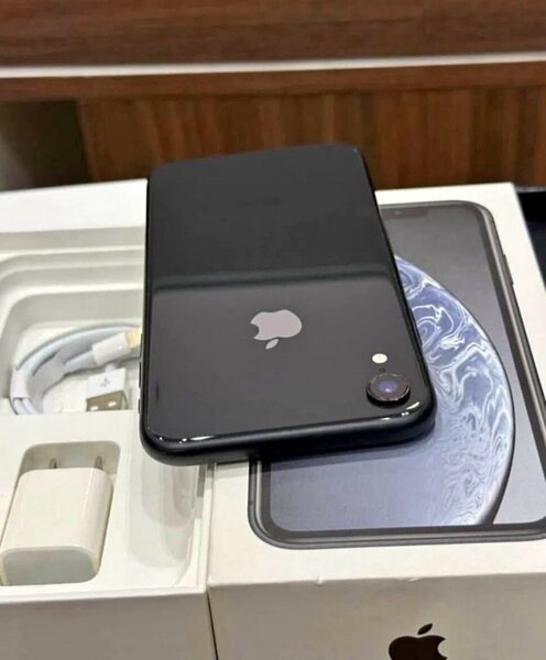 iPhone noir avec accessoires