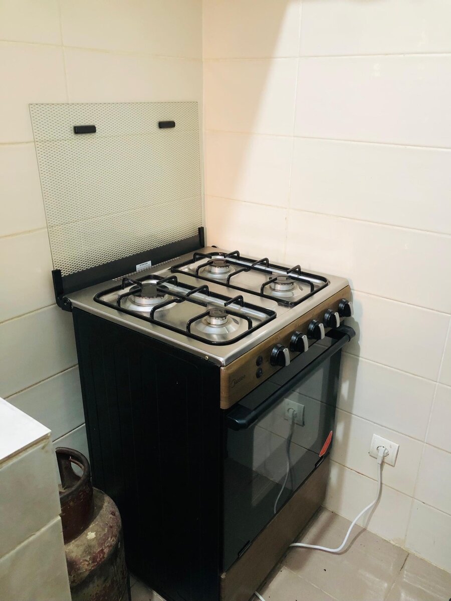 Gazinière à four électrique :Marque :MIDEA