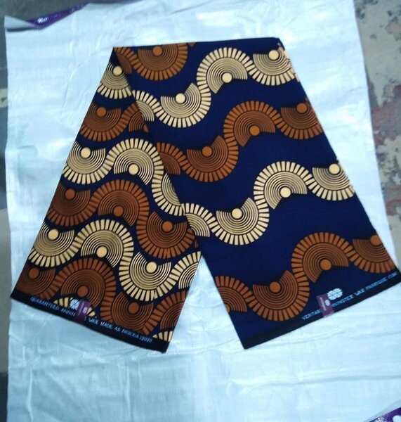 Tissu African print beige brun noir