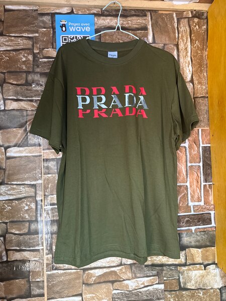 T-shirt uni au design unique