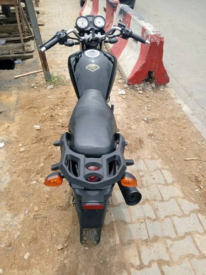 Moto élégante et robuste