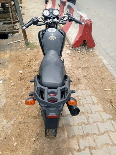 Moto élégante et robuste