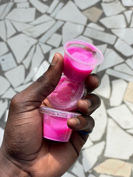 PRODUIT DE LÈVRES ROSES