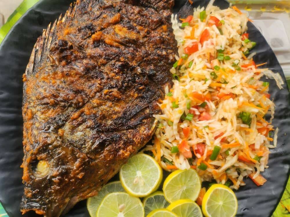 Poisson Grillé avec Riz et Légumes