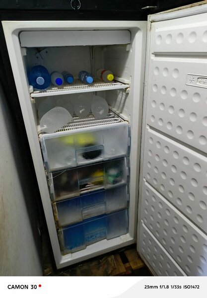 Congélateur vertical noir moderne