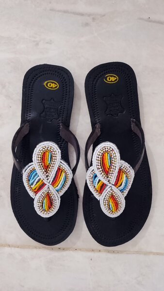 Tongs en cuir brodé